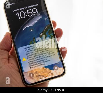 Bonn, Allemagne. 14 septembre 2023. L'alarme de test est affichée sur un smartphone dans le cadre de la journée d'alerte pour tester les systèmes d'alerte. Avec la journée d'alerte nationale, l'autorité veut savoir combien de personnes un avertissement de danger atteindrait en cas d'urgence. Crédit : Thomas Banneyer/dpa/Alamy Live News Banque D'Images