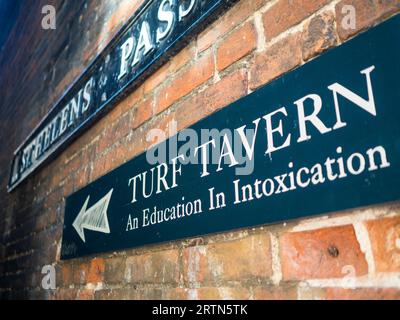 Tavern Sign, ( une éducation en intoxication ) St Helens passage, Oxford, Oxfordshire, Angleterre, Royaume-Uni, GO. Banque D'Images