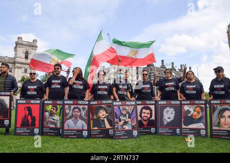 Londres, Royaume-Uni. 13 septembre 2023. Manifestants sur la place du Parlement. Les Iraniens britanniques ont organisé une manifestation à Westminster contre le régime iranien avant le premier anniversaire de la mort de Mahsa Amini et les manifestations de masse et les mesures de répression en Iran qui ont suivi. Crédit : Vuk Valcic/Alamy Live News Banque D'Images