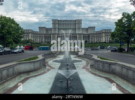 Palais du Parlement (Palatul Parlamentului), Bucarest, Roumanie. Palace est le plus grand bâtiment civil du monde avec une fonction administrative Banque D'Images