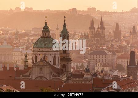 Vue matinale de Prague, République tchèque. St. Nicholas Church et Church of Our Lady Before Tyn visible. Banque D'Images