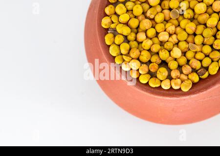 Petits pois ou pois verts croustillants salés et rôtis indiens sélectifs. Aussi appelé pattani kadalai , pattani sur fond blanc isolé très h Banque D'Images