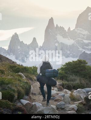 Une personne trekking sur le mont Fitz Roy à El Chaltein, dans le sud de l'Argentine Banque D'Images