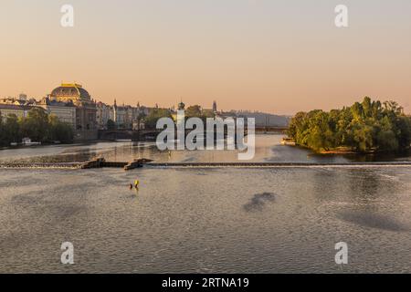 Vue du Théâtre National et du pont Most Legii à Prague, République tchèque Banque D'Images