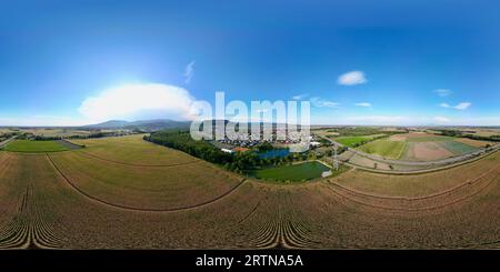 Vue aérienne à 360° de la ZAC contestée de Daweid : la transition de l'agriculture rurale des champs de maïs à l'urbanisation à Guebwiller, projet 2023, Alsace Banque D'Images