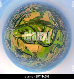 Luftbild, Ortsansicht Ortsteil Langschede und Ardey, umgeben von Wiesen und Feldern, Baustelle Wasserkraftwerk Fröndenberg mit Ruhrschleife Fluss Ruhr, Erdkugel, Fisheye Aufnahme, Fischaugen Aufnahme, 360 Grad Aufnahme, Tiny World, Langschede, Fröndenberg, Ruhrgebiet, Nordrhein-Westfalen, Deutschland ACHTUNGxMINDESTHONORARx60xEURO *** vue aérienne, vue de la ville quartier Langschede et Ardey, entouré de prairies et de champs, chantier de construction centrale hydroélectrique Fröndenberg avec boucle de la rivière Ruhr Ruhr, globe, photographie fisheye, photographie fisheye, photographie à 360 degrés, petit monde, Langsche Banque D'Images