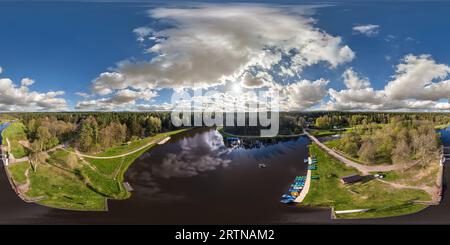 Vue panoramique à 360° de vue panoramique sphérique sans couture aérienne hdri 360 au-dessus de l'écluse du barrage sur la cascade impétueuse du lac avec de beaux nuages dans le project équirectangulaire