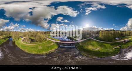 Vue panoramique à 360° de vue panoramique sphérique sans couture aérienne hdri 360 au-dessus de l'écluse du barrage sur la cascade impétueuse du lac avec de beaux nuages dans le project équirectangulaire