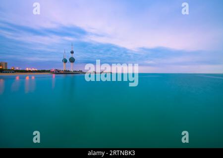 Vue sur la Skyline du Koweït - avec le monument le plus connu de Koweït City - au coucher du soleil Banque D'Images