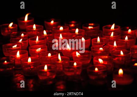 fond rouge de bougies allumées dans les lampes rouges. Festival du feu, Journée commémorative des anciens combattants Banque D'Images