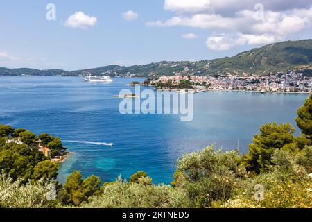 Skiathos, Grèce - 30 juin 2023 : ville de Skiathos avec des vacances en bateau de croisière au bord de la mer sur l'île méditerranéenne de Skiathos, Grèce. Banque D'Images