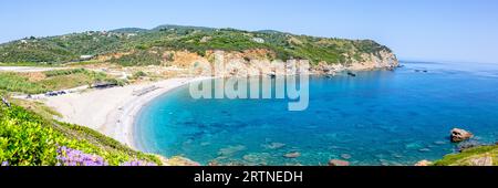 Skiathos, Grèce - 28 juin 2023 : vacances à la plage de Xanemos au bord de la mer Panorama sur l'île méditerranéenne de Skiathos, Grèce. Banque D'Images