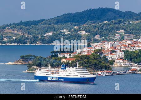 Skiathos, Grèce - 30 juin 2023 : Seajets Ferry dans la mer au large de l'île méditerranéenne de Skiathos, Grèce. Banque D'Images