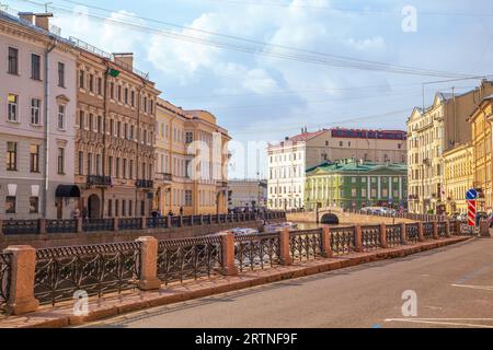 Remblai de la rivière Moika par une journée ensoleillée. St. Petersburg, Russie - 11 septembre 2023 Banque D'Images