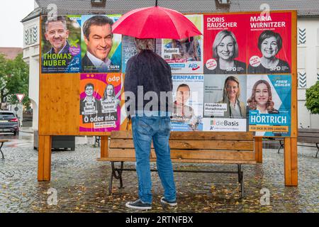 Wahlplakate zur bayerischen Landtagswahl am 8. Oktober, Plakatwand, Ebersberg, septembre 2023 Deutschland, Ebersberg, 2023 septembre, Wahlplakate zur bayerischen Landtagswahl am 8. Oktober, Plakate der CSU mit Ministerpräsident Markus Söder, der AfD, SPD, ÖDP, Bayernpartei, Partei der Humanisten, der Freien Wähler, Wahl zum Bayerischen Landtag und zu den Bezirkstagen, es regnet, Mann mit Regenschirm schaut sich die Plakatwand an, bayerischer Wähler, Ebersberger Altstadt, Marienplatz, Wahlkampf, Plakat, Politik, Bayern, *** affiches électorales pour les élections bavaroises du 8 octobre, Billboar Banque D'Images