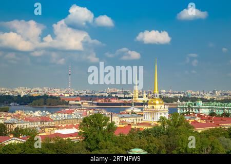 Vue aérienne du centre historique et de l'Amirauté depuis la colonnade de St. Cathédrale d'Isaac. St. Petersburg, Russie - 11 septembre 2023. Banque D'Images