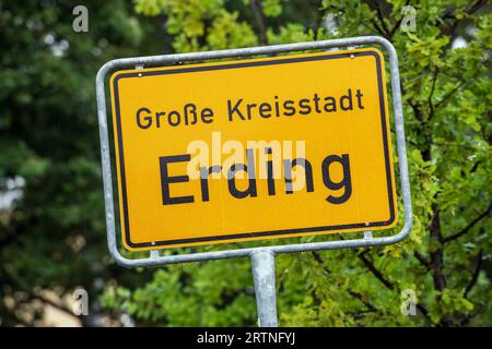 Ortsschild Erding, Oberbayern, septembre 2023 Deutschland, Erding, septembre 2023, Große Kreisstadt Erding, Ortsschild, Stadt im Regierungsbezirk Oberbayern, Politik, Bayern, *** signe de toponymie Erding, haute-Bavière, septembre 2023 Allemagne, Erding, septembre 2023, Große Kreisstadt Erding, enseigne, ville dans le district administratif de haute-Bavière, politique, Bavière, Banque D'Images