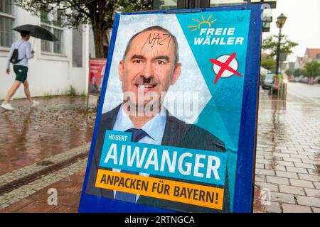 Hubert Aiwanger, Wahlplakat mit parole Nazi und Hitlerbärtchen bemalt, Freie Wähler, Landtagswahlkampf, Erding, septembre 2023 Deutschland, Erding, septembre 2023, Wahlplakat Hubert Aiwanger, Freie Wähler, von Unbekannten bemalt mit Hitler-Bärtchen und der Schrift Nazi , Aiwanger ist nach der Flugblattaffäre umstritten, Wahlslogan, Anpacken für Bayern, Altstadt, passant, Bayerische Landtagswahl am 8. Oktober, Wahlkampf, Plakat, Politik, Bayern, *** Hubert Aiwanger, affiche électorale avec slogan Nazi et Hitler Barbe peinte, électeurs libres, campagne électorale nationale, Erding, septembre 2023 Allemagne, E Banque D'Images