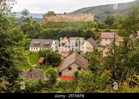 Village de Lansperk sous la ruine du château de Lansperk, République tchèque Banque D'Images