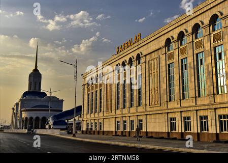 'Kassalar', les caisses enregistreuses et 'Wokzal', la gare voisine à Achgabat, Turkménistan, au coucher du soleil, début automne Banque D'Images