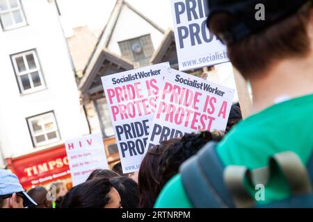 Événement de protestation de la fierté d'Oxford le 2013 juin - la fierté est une signalisation de protestation Banque D'Images