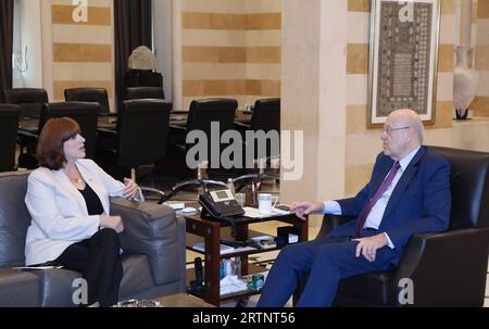 Le ministre Najib Mikati rencontre l'ambassadeur du Canada au Liban le premier ministre Najib Mikati rencontre l'ambassadeur du Canada au Liban le 13 septembre 2023. Photo du gouvernement libanais apaimages Beyrouth Liban 130923 Lebanon LGO 2 00 Copyright : xapaimagesxLebanesexPresidencyxOfficexxapaimagesx Banque D'Images