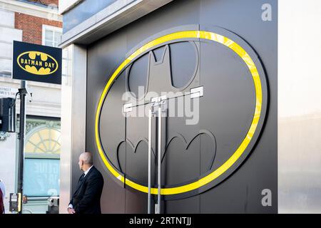 Londres, Royaume-Uni. 14 septembre 2023. Signalisation extérieure à l'avant-première de Batman démasquée au 180 Piccadilly. Marquant la Journée mondiale de Batman, l'histoire légendaire du Caped Crusader est célébrée à travers des bandes dessinées rares, des débuts de Batman à son apparition à la télévision, au cinéma, dans les jeux vidéo et plus encore. Le salon est ouvert au public du 15 au 17 septembre. Crédit : Stephen Chung / Alamy Live News Banque D'Images