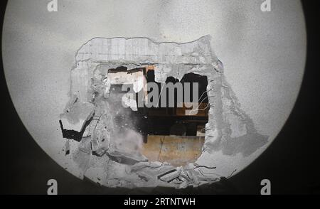 Stuttgart, Allemagne. 14 septembre 2023. Une pelle creuse un trou dans un mur de tunnel lors d'une célébration de la dernière percée dans le nouveau tunnel de l'aéroport dans le projet ferroviaire Stuttgart 21. Au total, Deutsche Bahn a creusé environ 56 kilomètres de tunnel sous Stuttgart avec la percée. Crédit : Bernd Weißbrod/dpa/Alamy Live News Banque D'Images