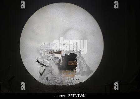 Stuttgart, Allemagne. 14 septembre 2023. Une pelle creuse un trou dans un mur de tunnel lors d'une célébration de la dernière percée dans le nouveau tunnel de l'aéroport dans le projet ferroviaire Stuttgart 21. Au total, Deutsche Bahn a creusé environ 56 kilomètres de tunnel sous Stuttgart avec la percée. Crédit : Bernd Weißbrod/dpa/Alamy Live News Banque D'Images