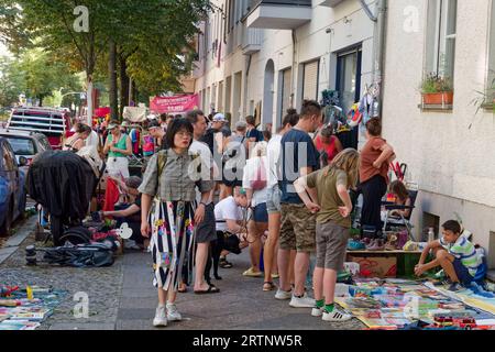 Baumscheibenfest dans Alt-Treptow im Berlin am 9,9.23. Trägerverein ist die Kunger-Kiez-Initiative. Baumscheibenfest dans Alt-Treptow im Berlin am 9,9.23. Trägerverein ist die Kunger-Kiez-Initiative. *** Festival Tree slice à Alt Treptow à Berlin sur 9 9 23 l'association de soutien est l'Initiative Kunger Kiez Festival Tree slice à Alt Treptow à Berlin sur 9 9 23 l'association de soutien est l'Initiative Kunger Kiez Banque D'Images