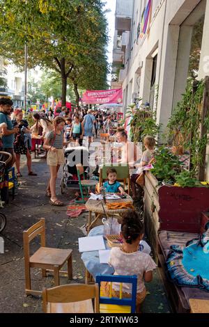 Baumscheibenfest dans Alt-Treptow im Berlin am 9,9.23. Trägerverein ist die Kunger-Kiez-Initiative. Baumscheibenfest dans Alt-Treptow im Berlin am 9,9.23. Trägerverein ist die Kunger-Kiez-Initiative. *** Festival Tree slice à Alt Treptow à Berlin sur 9 9 23 l'association de soutien est l'Initiative Kunger Kiez Festival Tree slice à Alt Treptow à Berlin sur 9 9 23 l'association de soutien est l'Initiative Kunger Kiez Banque D'Images