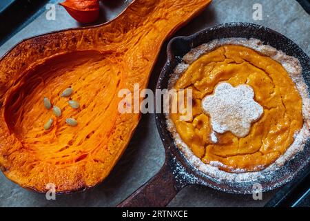 Tarte à la citrouille maison dans une poêle en fonte Banque D'Images