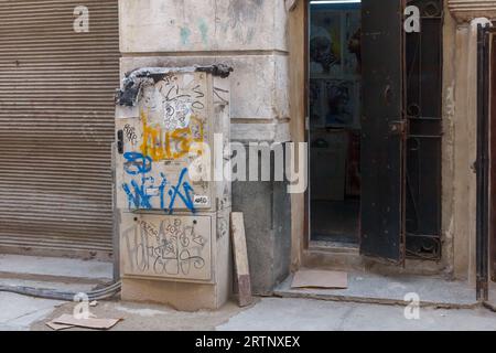 La Havane, Cuba - 30 août 2023 : mur sale dans l'entrée d'un bâtiment. Banque D'Images