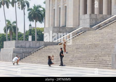 La Havane, Cuba - 30 août 2023 : des Cubains prennent des photos sur les marches du Capitolio Banque D'Images