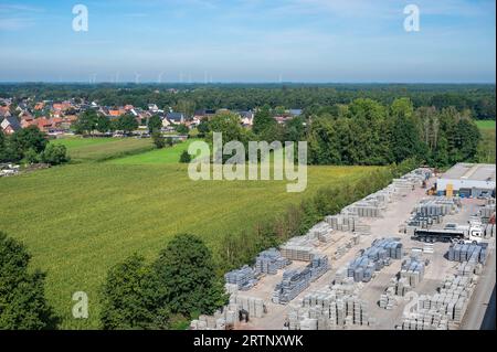 Dessel, province d'Anvers, Belgique, 7 septembre 2023 - vue panoramique en grand angle depuis la tour d'observation SAS 4 et l'usine industrielle à béton Maes Banque D'Images