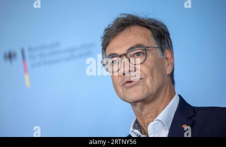 Bonn, Allemagne. 14 septembre 2023. Ralph Tiesler, président de l'Office fédéral de la protection civile et de l'assistance en cas de catastrophe (BBK), fait une déclaration à Bonn avec les premières conclusions sur le déroulement de l'avertissement du procès lors de la journée d'avertissement nationale. Crédit : Thomas Banneyer/dpa/Alamy Live News Banque D'Images