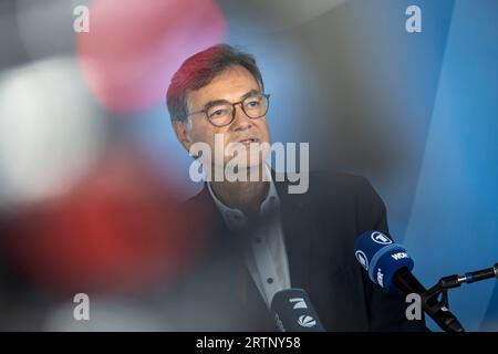 Bonn, Allemagne. 14 septembre 2023. Ralph Tiesler, président de l'Office fédéral de la protection civile et de l'assistance en cas de catastrophe (BBK), fait une déclaration à Bonn avec les premières conclusions sur le déroulement de l'avertissement du procès lors de la journée d'avertissement nationale. Crédit : Thomas Banneyer/dpa/Alamy Live News Banque D'Images