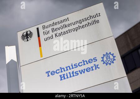 Bonn, Allemagne. 14 septembre 2023. Un panneau indiquant «Office fédéral de la protection civile et de l'assistance en cas de catastrophe» se dresse devant l'Office fédéral à Bonn. Crédit : Thomas Banneyer/dpa/Alamy Live News Banque D'Images