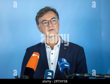 Bonn, Allemagne. 14 septembre 2023. Ralph Tiesler, président de l'Office fédéral de la protection civile et de l'assistance en cas de catastrophe (BBK), fait une déclaration à Bonn avec les premières conclusions sur le déroulement de l'avertissement du procès lors de la journée d'avertissement nationale. Crédit : Thomas Banneyer/dpa/Alamy Live News Banque D'Images