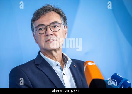 Bonn, Allemagne. 14 septembre 2023. Ralph Tiesler, président de l'Office fédéral de la protection civile et de l'assistance en cas de catastrophe (BBK), fait une déclaration à Bonn avec les premières conclusions sur le déroulement de l'avertissement du procès lors de la journée d'avertissement nationale. Crédit : Thomas Banneyer/dpa/Alamy Live News Banque D'Images