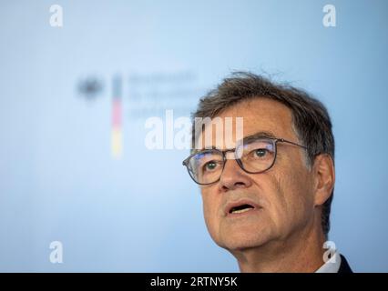 Bonn, Allemagne. 14 septembre 2023. Ralph Tiesler, président de l'Office fédéral de la protection civile et de l'assistance en cas de catastrophe (BBK), fait une déclaration à Bonn avec les premières conclusions sur le déroulement de l'avertissement du procès lors de la journée d'avertissement nationale. Crédit : Thomas Banneyer/dpa/Alamy Live News Banque D'Images