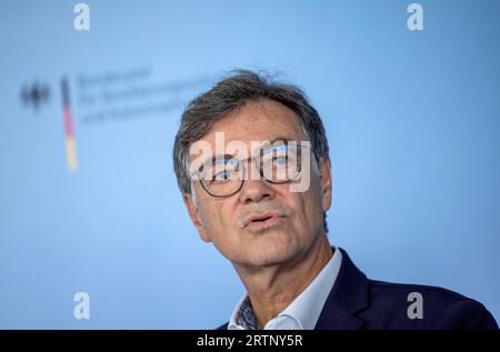 Bonn, Allemagne. 14 septembre 2023. Ralph Tiesler, président de l'Office fédéral de la protection civile et de l'assistance en cas de catastrophe (BBK), fait une déclaration à Bonn avec les premières conclusions sur le déroulement de l'avertissement du procès lors de la journée d'avertissement nationale. Crédit : Thomas Banneyer/dpa/Alamy Live News Banque D'Images