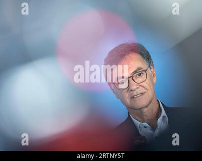 Bonn, Allemagne. 14 septembre 2023. Ralph Tiesler, président de l'Office fédéral de la protection civile et de l'assistance en cas de catastrophe (BBK), fait une déclaration à Bonn avec les premières conclusions sur le déroulement de l'avertissement du procès lors de la journée d'avertissement nationale. Crédit : Thomas Banneyer/dpa/Alamy Live News Banque D'Images