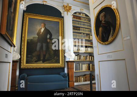Caractéristique / symbole : Herzogin-Anna-Amalia-Bibliothek 09/23 THG Der Rokokosaal der Bibliothek der deutschen Klassik in Weimar im September 2023 Deutsch deutsche Stadt Kultur Buch Bücher Literatur Sammlung Archiv Museum nationale Forschungs- und Gedenkstätten Bücherregale Gemälde der klassischen deutschen Literatur in Weimarer Goethe Nationalmuseum Goethe- und Schimarer Regal Archiv Bücherregal Regarer Archiver Regal Kunst Büsten Statuen Wandverzierungen Wandschmuck antikes Geländer antik Anna Amalia Herzogin Rokoko Saal Antiquitäten german Library quer Banque D'Images
