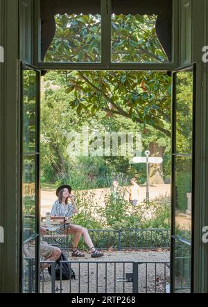 Vue depuis le café. Springfield Park, Londres, Royaume-Uni. Architecte : Pringle Richards Sharratt Ltd, 2022. Banque D'Images