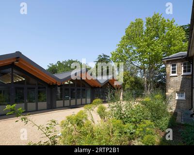 Vue extérieure de 'Glass House'. Springfield Park, Londres, Royaume-Uni. Architecte : Pringle Richards Sharratt Ltd, 2022. Banque D'Images