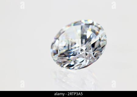 Gros plan imitant diamant zircone cubique (CZ) de coupe ronde sur fond blanc (photo) Banque D'Images