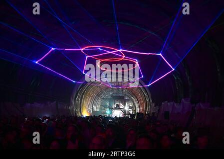 Stuttgart, Allemagne. 14 septembre 2023. Un spectacle laser marque le début de la percée finale du tunnel dans le nouveau tunnel de l'aéroport dans le projet ferroviaire Stuttgart 21. Avec cette percée, Deutsche Bahn a creusé un total d'environ 56 kilomètres de tunnel sous Stuttgart. Crédit : Bernd Weißbrod/dpa/Alamy Live News Banque D'Images