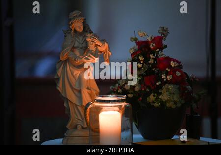 Stuttgart, Allemagne. 14 septembre 2023. Une figure de St. Barbara, la sainte patronne des constructeurs de tunnels, se tient dans le nouveau tunnel de l'aéroport lors d'une cérémonie marquant la dernière percée du tunnel dans le projet ferroviaire Stuttgart 21. Au total, Deutsche Bahn a creusé environ 56 kilomètres de tunnel sous Stuttgart avec la percée. Crédit : Bernd Weißbrod/dpa/Alamy Live News Banque D'Images