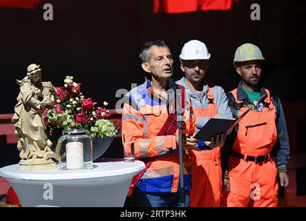 Stuttgart, Allemagne. 14 septembre 2023. Peter Maile (l), l'aumônier de la société pour le projet ferroviaire d'un milliard de dollars, se trouve à côté d'une figure de St. Barbara, la sainte patronne des constructeurs de tunnels, lors d'une cérémonie marquant la dernière percée du tunnel dans le nouveau tunnel de l'aéroport dans le projet ferroviaire Stuttgart 21. Au total, Deutsche Bahn a creusé environ 56 kilomètres de tunnel sous Stuttgart avec la percée. Crédit : Bernd Weißbrod/dpa/Alamy Live News Banque D'Images